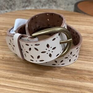 American Eagle women’s small NWT BUFFALO LEATHER  Laser cutout creme belt